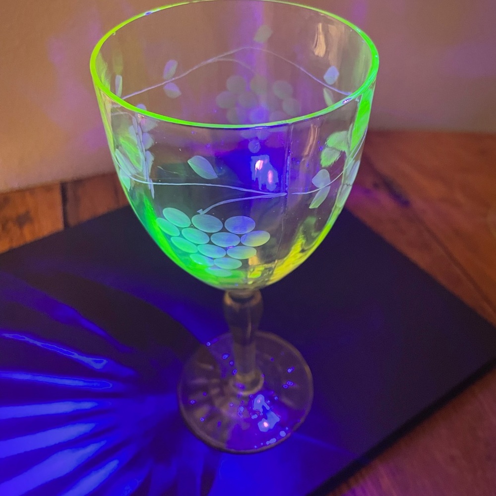 Set of 4 Vintage Uranium (Vaseline) Glass Wine Glasses – Glows Under UV - Picture 10 of 13